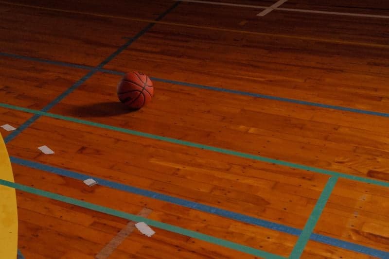 体育館のフロアに転がるバスケットボール