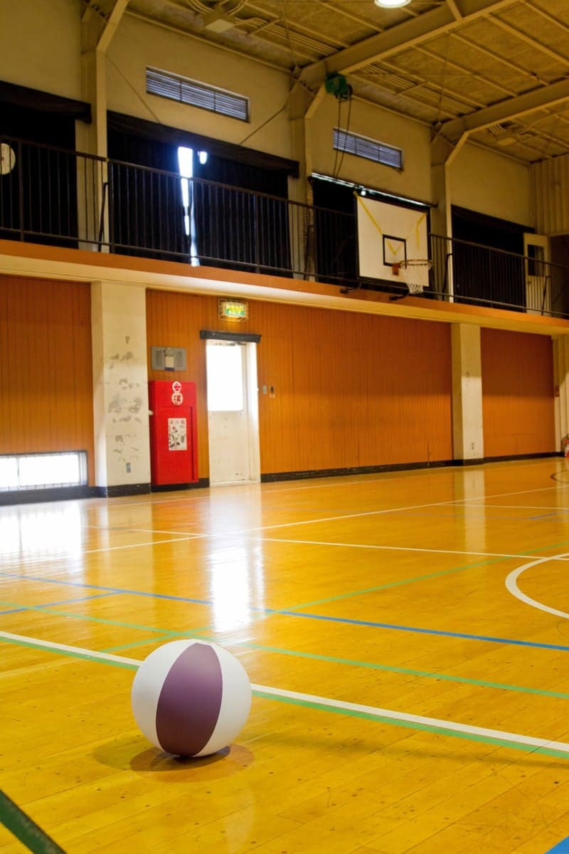学校の体育館とバスケットゴール