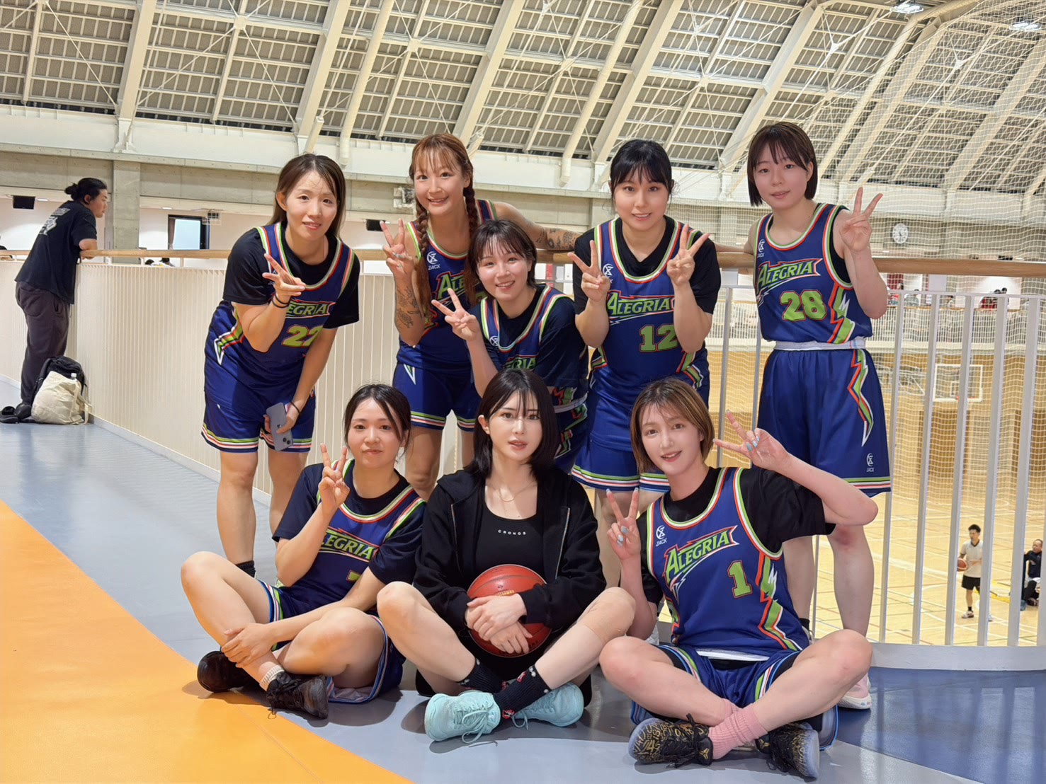 アレグリアガールズのチーム集合写真(体育館のコートを背に)